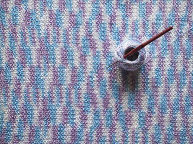 Tığ işi kumaş çok renkli mikrofiber yapılmış. Melanj iplik.