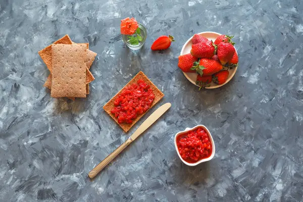 Gri masada çilek reçeli ile kızarmış çavdar.