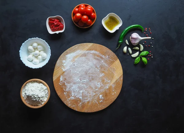 Ham pizza margherita malzemelerle kopya alanı Merkezi'nde kara tahta üzerinde.