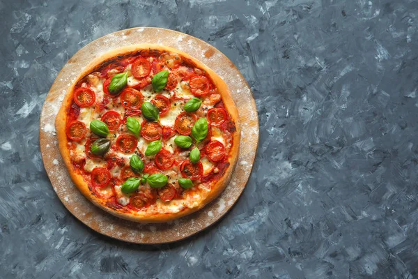 Pizza margherita en la pizarra con espacio para copias — Foto de Stock