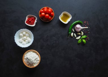 Ham pizza margherita malzemelerle kopya alanı Merkezi'nde kara tahta üzerinde.