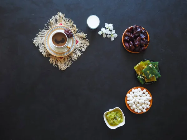 Schwarzer Kaffee Milch Datteln Und Türkische Süßigkeiten Auf Schwarzem Hintergrund — Stockfoto