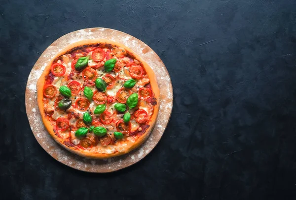 Pizza margherita na placa de giz com espaço de cópia na mesa preta . — Fotografia de Stock