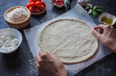 Eller ekmek hamur yapma. İtalyan pizza Margarita yapma. 