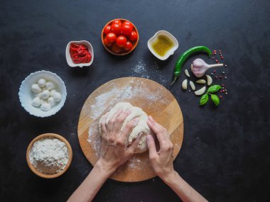 Eller ekmek hamur yapma. İtalyan pizza Margarita yapma. 