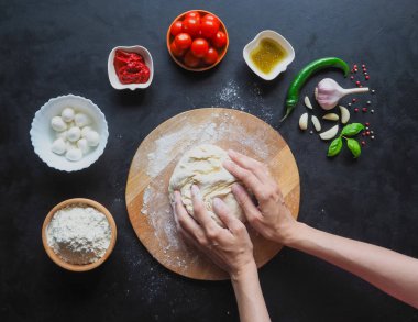 Eller ekmek hamur yapma. İtalyan pizza Margarita yapma. 