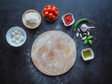 Pizza için malzemeler ve ahşap kesme tahtası kopya alanı için kümesi. Üstten görünüm.