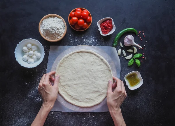 Att göra degen av kvinnliga händer på bageri. Att göra italiensk pizza Margarita. — Stockfoto