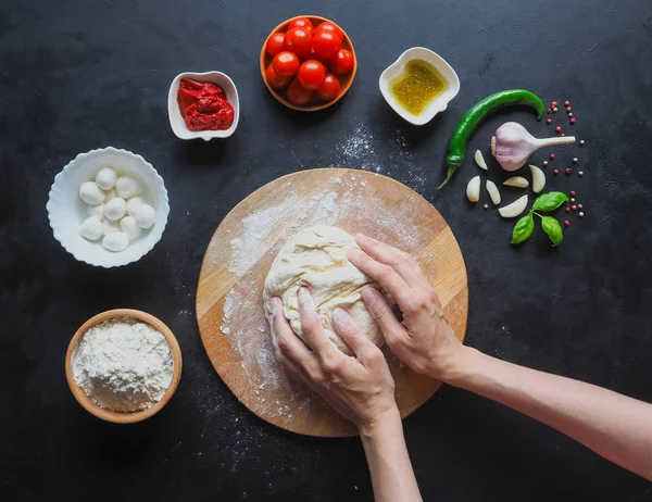 Att göra degen av kvinnliga händer på bageri. Att göra italiensk pizza Margarita. — Stockfoto