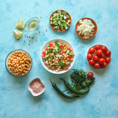 Nohut Salatası. Dilimlenmiş sebze ve nohut kopya alanı ile mavi bir arka plan üzerinde set.