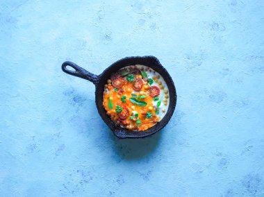 Nohut ve domates eski bir Pan ile omlet. Kopya alanı ile üstten görünüm.