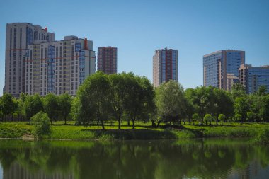 arka planda şehir manzarası ile mavi gökyüzünün altında Şehir Parkı