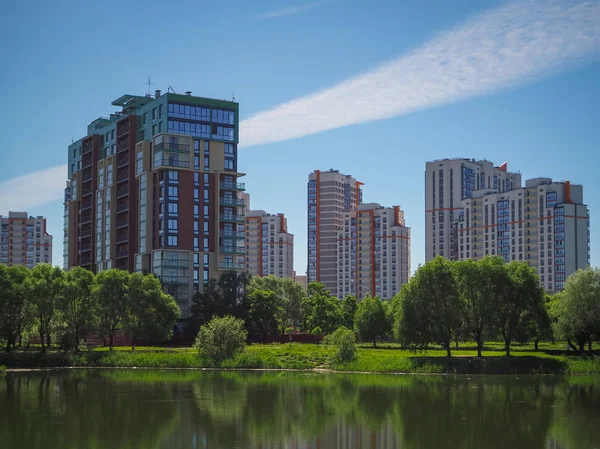 Stadspark onder blauwe hemel met centrum skyline in de achtergrond — Stockfoto