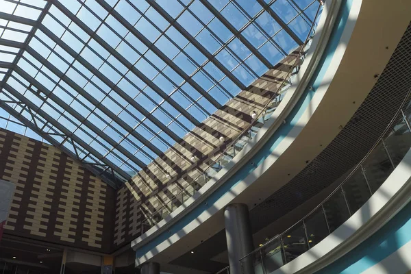 Αρχιτεκτονικό στοιχείο. Η γυάλινη οροφή της στο εμπορικό κέντρο από το εσωτερικό. — Φωτογραφία Αρχείου