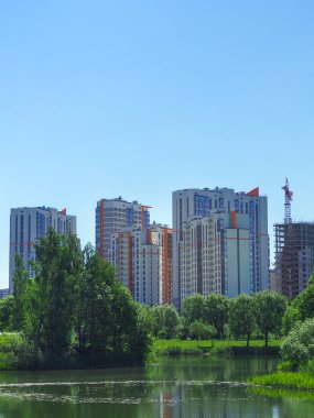 arka planda şehir manzarası ile mavi gökyüzünün altında Şehir Parkı