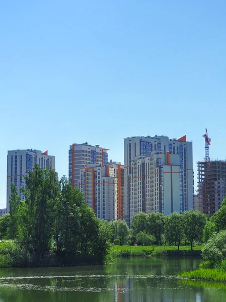 Stadspark onder blauwe hemel met centrum skyline in de achtergrond — Stockfoto