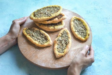 Çörekler Zatar ile. Manakish Arapça bir ahşap tepsi. Arap mutfağı.