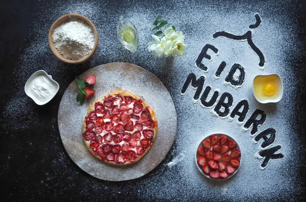 Eid Mubarak - fiesta islámica frase de bienvenida "feliz fiesta", saludo reservado. Fondo de cocina árabe . — Foto de Stock