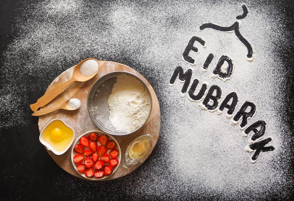 Eid Mubarak - islamitische vakantie Welkom zin "happy holiday", groet voorbehouden. Aardbei open taart. Arabische keuken achtergrond. — Stockfoto