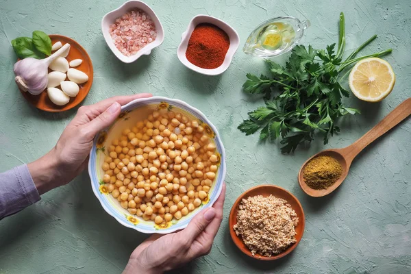 Kichererbsen Der Hand Zutaten Für Traditionellen Hummus Auf Dem Küchentisch — Stockfoto