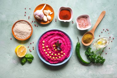 Humus ile pancar tablo ve geleneksel humus için malzemeler.