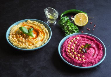 Humus pancar ve siyah mutfak masası üzerinde geleneksel humus ile.