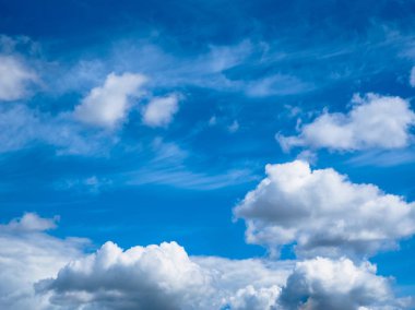 Cumulonimbus bulutları ile mavi gökyüzü. Cennetteki arka plan.