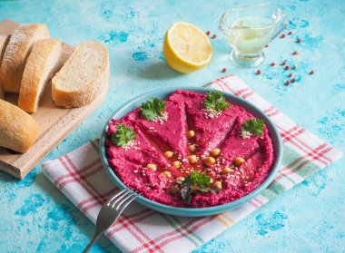 Pancar humus mavi bir tablo ile bir tabak.