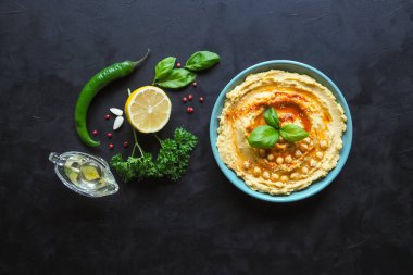 Siyah mutfak masası üzerinde geleneksel humus.