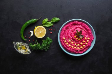 Humus ile pancar siyah mutfak masasında.