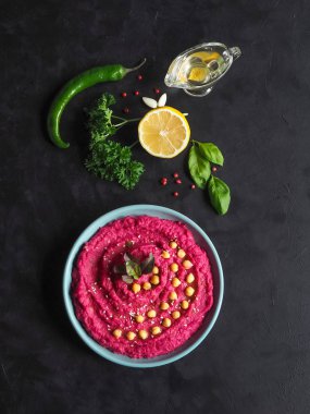 Humus ile pancar siyah mutfak masasında.