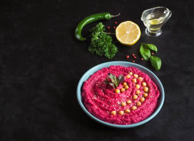 Humus ile pancar siyah mutfak masasında.