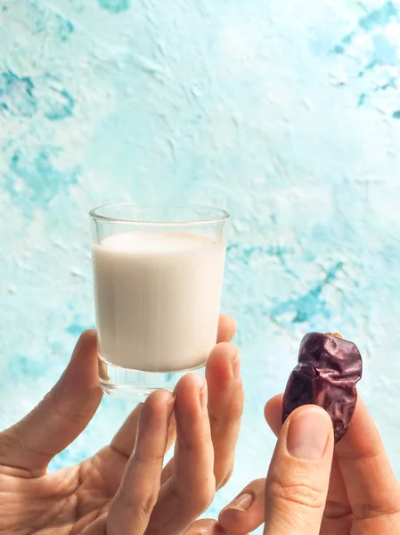 Mjölk och datum i handflatan. Ramadan mat. — Stockfoto