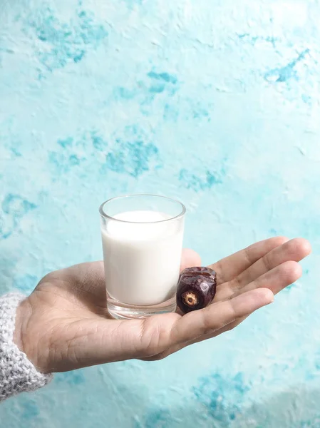 Mjölk och datum i handflatan. Ramadan mat. — Stockfoto