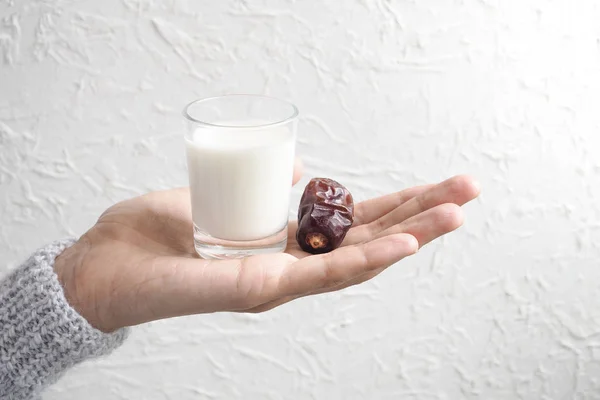 Mjölk och datum i handflatan. Ramadan mat. — Stockfoto