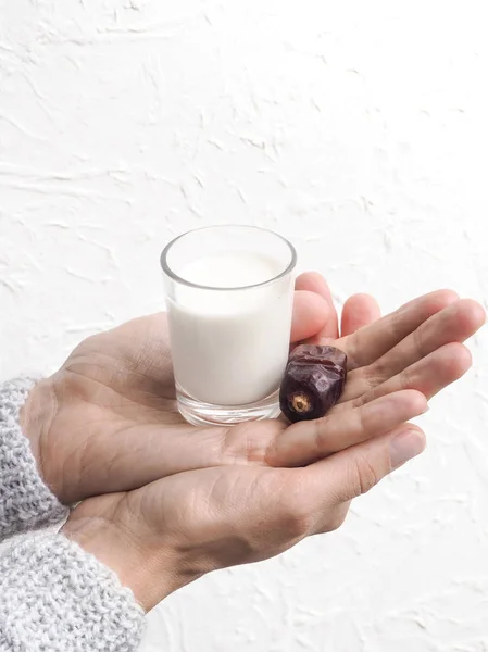 Mjölk och datum i handflatan. Ramadan mat. — Stockfoto