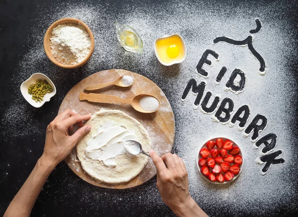 Eid Mubarak - islamitische vakantie Welkom zin "happy holiday", groet voorbehouden. Arabische keuken achtergrond. — Stockfoto