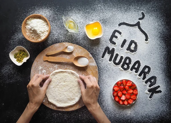 Eid Mubarak - islamitische vakantie Welkom zin "happy holiday", groet voorbehouden. Arabische keuken achtergrond. — Stockfoto