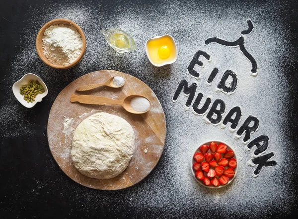 Eid Mubarak - islamitische vakantie Welkom zin "happy holiday", groet voorbehouden. Arabische keuken achtergrond. — Stockfoto