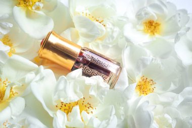 Arap Gül Attar yağı. Geleneksel Arapça tütsü.