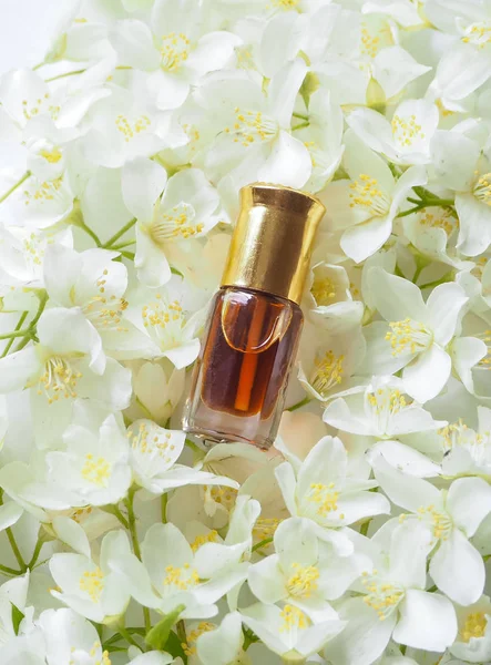 Arapça Yasemin Attar petrol. Gevşeme ve mutluluk için doğal Yasemin çiçeği yağı.