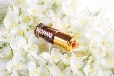 Arap oudh attar parfüm veya agarwood yağı kokuları ile Yasemin mini şişe.