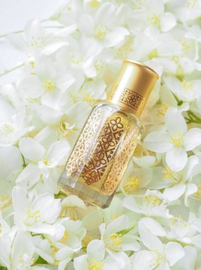 Arap oudh attar parfüm veya agarwood yağı kokuları ile Yasemin mini şişe.