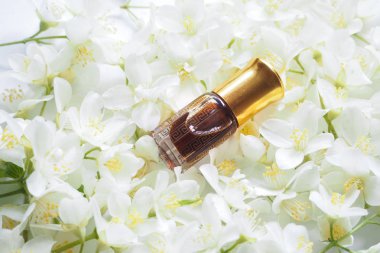 Arap oudh attar parfüm veya agarwood yağı kokuları ile Yasemin mini şişe.