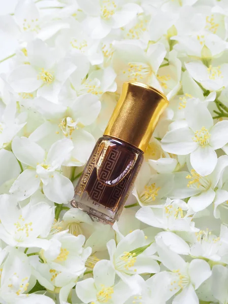 Arabian oudh attar perfum lub agarwood zapachów z Jasmine w mini butelka. — Zdjęcie stockowe