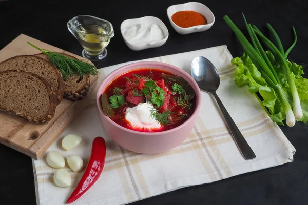 传统的乌克兰俄罗斯罗宋汤与豆在碗上。红甜菜根汤罗宋汤黑桌. — 图库照片