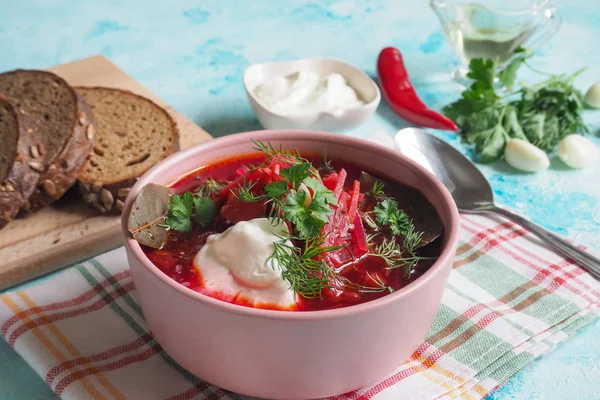 传统的乌克兰罗宋汤，碗上有白豆. — 图库照片