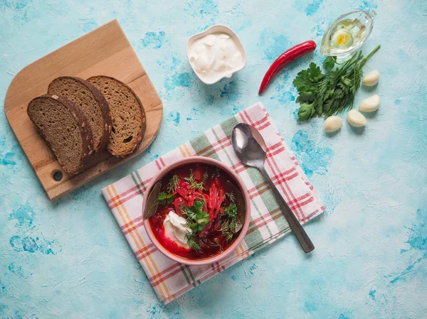 传统的乌克兰罗宋汤，碗上有白豆. — 图库照片