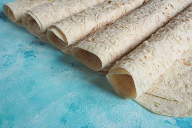 Mavi zemin üzerine ev yapımı ekmek (lavaş ekmek).