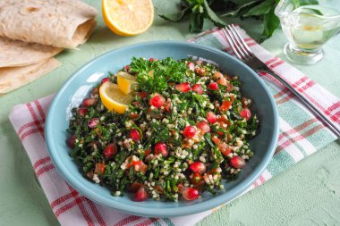 Bir tabak tabbouleh salatası, yakın çekim. Geleneksel Arap yemekleri.